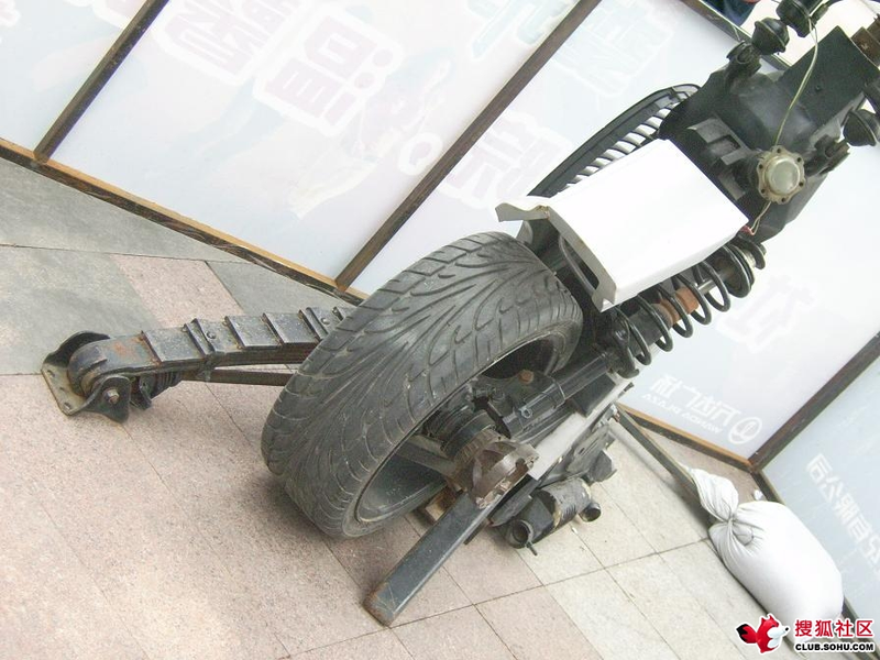 Illustration for article titled VW Passat-a-Bot Transformer Attacks Beijing Mall